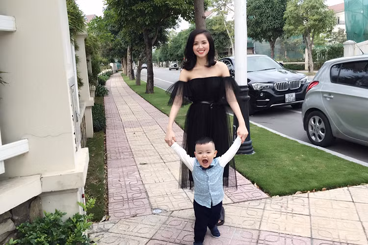 Từ một hot girl nổi tiếng, Tâm Tít giờ đã là một bà mẹ bỉm sữa. Dù không còn giữ được độ hot như xưa nhưng cô lại có cuộc sống hạnh phúc bình yên bên ông xã và con trai. (Ảnh: FBNV)
