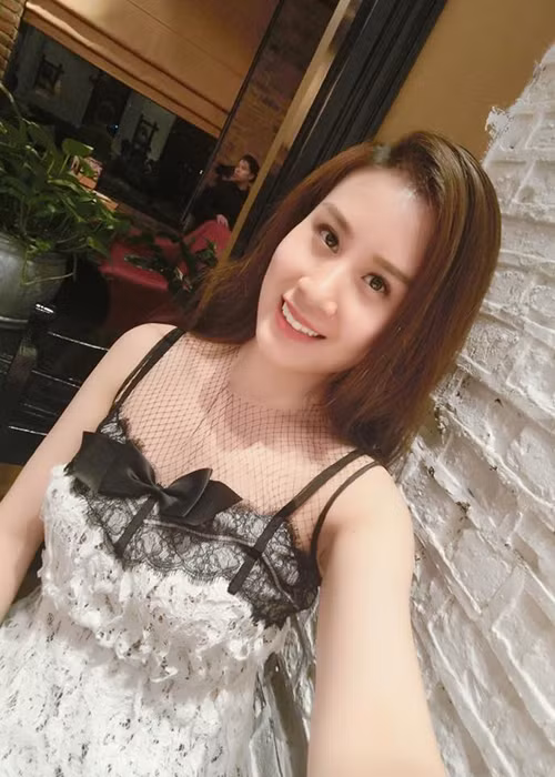 Bên cạnh vẻ ngoài phong cách, vợ sắp cưới của nam MC Nhân tố bí ẩn còn sở hữu gương mặt xinh đẹp cùng vóc dáng gợi cảm. (Ảnh: FBNV)