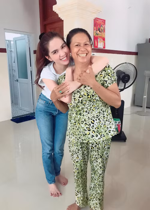 Ngọc Trinh vui vẻ như chưa hề có Hoàng Kiều trong đời - Hình 10 Ngoc Trinh vui ve nhu chua he co Hoang Kieu trong doi-Hinh-10