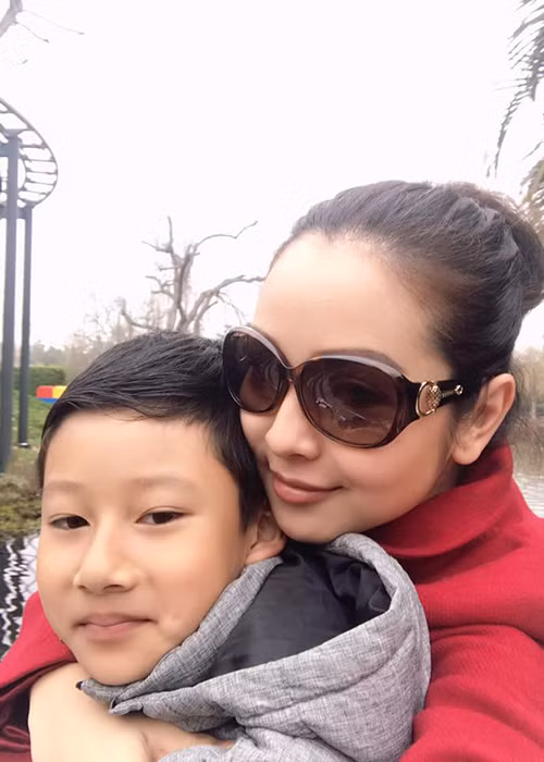 Jennifer Phạm âu yếm ôm bé Bảo Nam trong chuyến đi. (Ảnh: Facebook Jennifer Phạm)