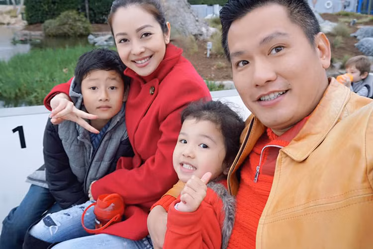 Trước Quang Dũng, Jennifer Phạm cũng mừng sinh nhật con trai. Trên trang cá nhân, người đẹp vừa khoe hình ảnh cùng ông xã Đức Hải đưa bé Bảo Nam đi chơi công viên ở Mỹ. (Ảnh: Facebook Jennifer Phạm)