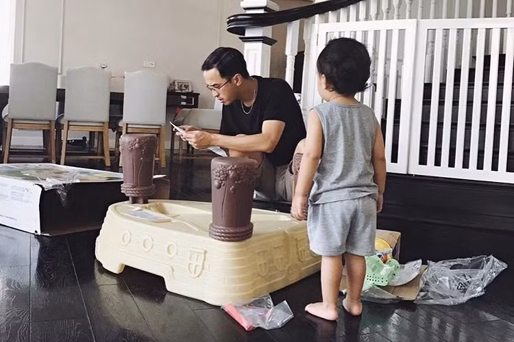 Vốn rất kín tiếng nên cho đến nay, vợ chồng Hà Tăng chưa một lần công khai hình ảnh của bé Richard với công chúng. (Ảnh: Instagram Tăng Thanh Hà)