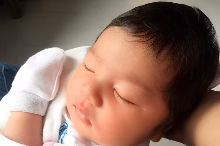 Để đón được con gái yêu, Vân Trang đã trải qua hành trình vượt cạn 8 tiếng đồng hồ đầy kịch tính suýt phải sinh mổ. (Ảnh: Facebook Vân Trang)