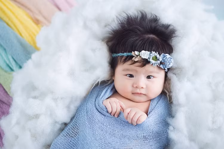 Ngay khi lộ diện, con gái Vân Trang được khán giả và bạn bè của Vân Trang: Lê Khánh, Dương Cẩm Lynh, Ngọc Lan, Lê Thanh Thảo... tấm tắc khen có gương mặt rất xinh xắn, dễ thương. (Ảnh: Facebook Quân Lê)