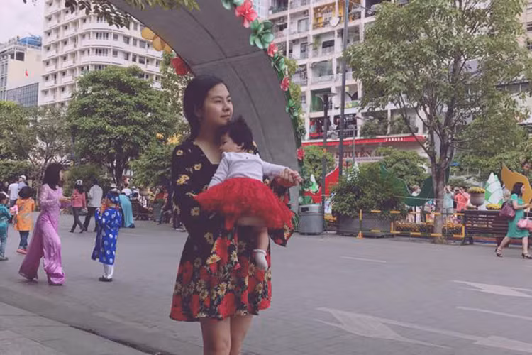 Con gái diễn viên Vân Trang tên ở nhà là Xíu, tên tiếng Anh là Queenie. Cô nhóc là trái ngọt tình yêu của nữ diễn viên phim “Thiên mệnh anh hùng” và Quân Lê - một doanh nhân Việt kiều Australia. (Ảnh: Facebook Vân Trang)