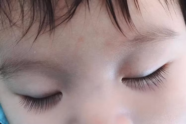  Nhóc tì nhà Vân Trang chào đời ngày 4/10/2016. Ngay từ khi lọt lòng, cô nhóc đã có hai hàng lông mi dài. (Ảnh: Facebook Vân Trang)