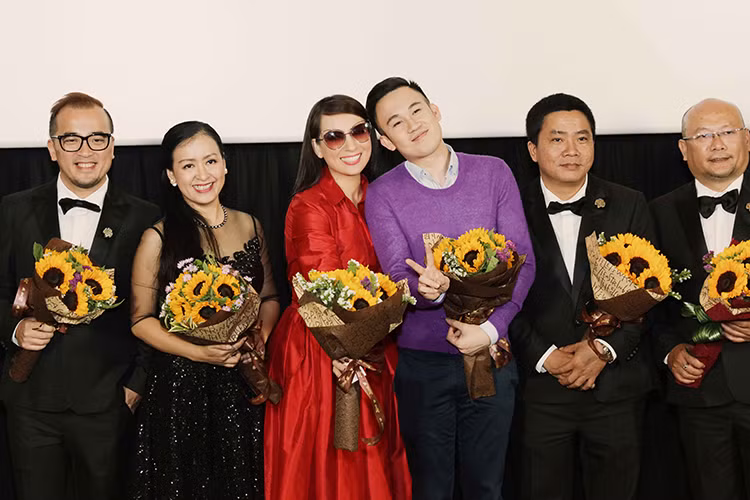 Hỗ trợ cùng ban nhạc là dàn giám khảo gồm có ca sĩ Phi Nhung, Mạnh Quỳnh, Dương Triệu Vũ (áo tím) và 20 vũ công trên sân khấu.