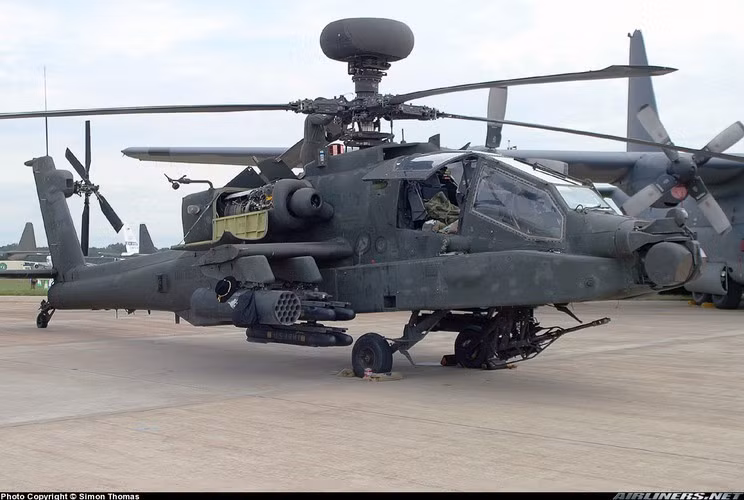 AH-64E được trang bị 2 động cơ turboshaft T700-GE-701D công suất 2.000 mã lực/chiếc. Nhờ công suất này AH-64 có tốc độ tối đa đạt 320km/h, tốc độ hành trình 265km/h.