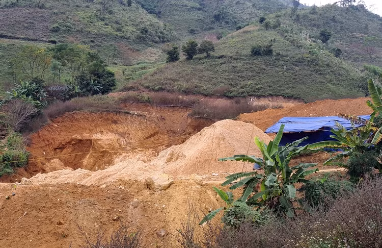 Nằm cách đó không xa, một mỏ khai thác khoáng sản Talc trái phép khác cũng được san gạt, đào xới ngang lưng chừng một quả đồi rộng lớn.