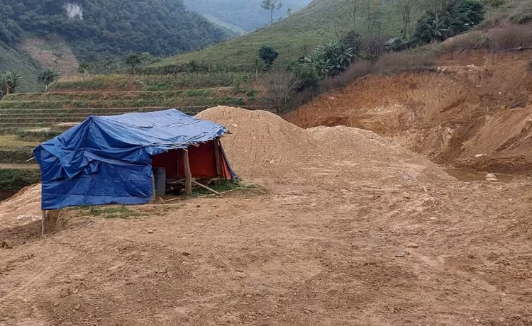 Tuy nhiên, lán trại ở hiện trường vẫn chưa được tháo dỡ.