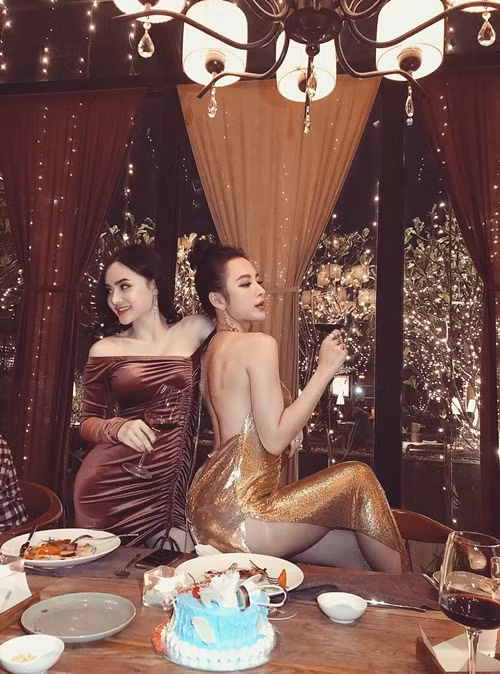 Angela Phương Trinh và Phương Trang gợi cảm không kém cạnh nhau.