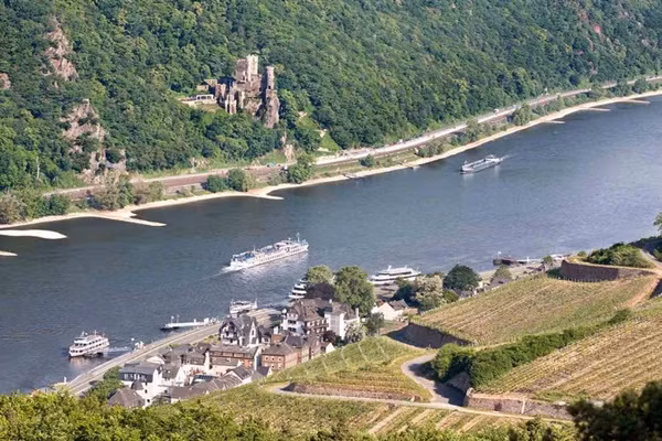 Hẻm núi Rhein, hay còn được gọi là Thượng Thung lũng Trung lưu sông Rhein, nằm ở miền Tây nước đức. Nơi đây đã được UNESCO công nhận là di sản thế giới vào năm 2002 nhờ sự kết hợp độc đáo giữa địa chất, lịch sử và văn hóa. Khi đến đây, du khách có thể khám phá các nhà máy bia rượu truyền thống, tham quan một số lâu đài như Katz, Stolzenfels, Marksburg, Pfalzgrafenstein… hay đi du ngoạn bằng thuyền trên sông Rhine.