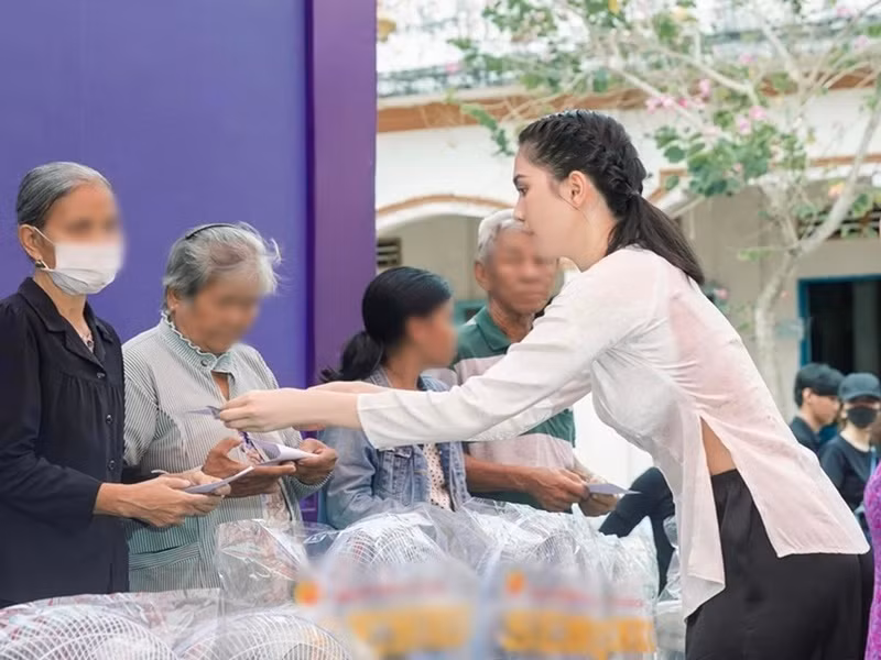 Cuối tháng 3, Ngọc Trinh trao quà cho bà con ở Trà Vinh. Đây là chuyến từ thiện mà cô ban đầu dự định thực hiện vào năm 2023.