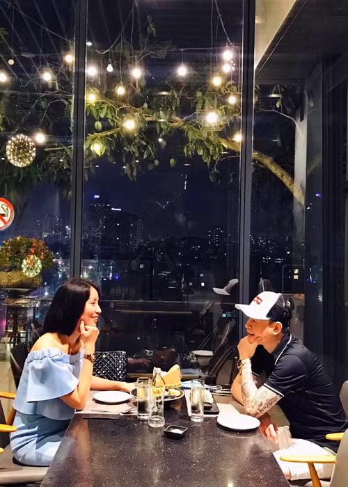Thiên Nga - con gái Tùng Dương chia sẻ trên Tiền Phong, vợ mới của bố cô là người phụ nữ nhỏ nhẹ, nấu ăn ngon.