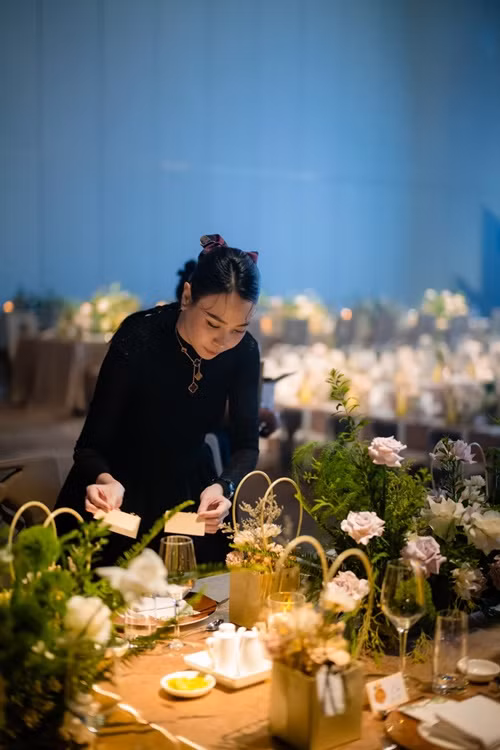 "Lúc này hình ảnh còn tươi trước khi tiệc thôi nôi bắt đầu", nữ ca sĩ bày tỏ.