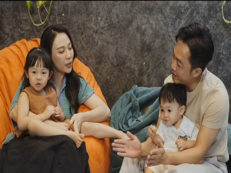 Còn Đàm Thu Trang nhắn nhủ quý tử: "Sutin ơi, con là em bé vui vẻ, hay cười nhất mà mẹ từng gặp. Mẹ chẳng thể nào quên khoảnh khắc con chào đời. Mẹ mang bầu con nặng nề hơn chị ba Suchin rất nhiều. Và em bé của mẹ hiểu nỗi lòng của mẹ hay sao mà con chọn ngày ra đời trước hẳn 1 tuần dự sinh. Em bé của mẹ hãy là một chàng trai vui vẻ, sống có trách nhiệm, là chỗ dựa tinh thần to lớn cho mẹ, chị ba Suchin. Mẹ yêu con nhiều lắm Sutin".