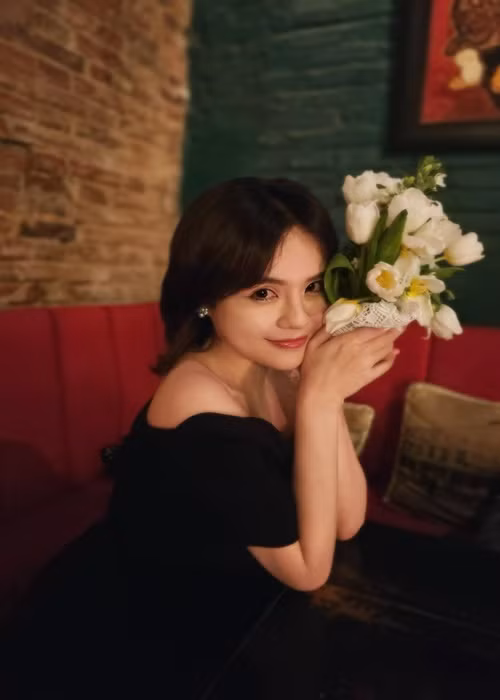 Chồng sắp cưới của Thái Trinh vẫn giấu mặt. Ảnh: FBNV.