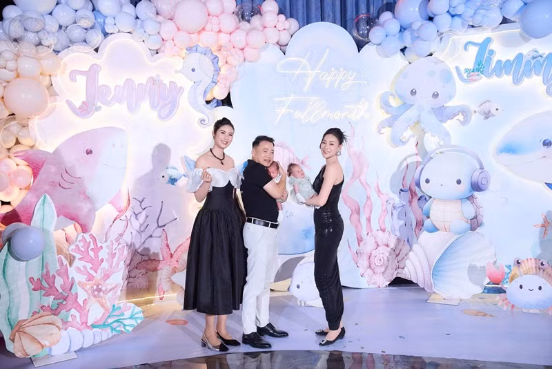 Ngọc Hân hết lời khen ngợi nhan sắc Phương Oanh. "Gái 2 con ngắm mòn vẹt cả mắt", "Ai nghĩ bạn tôi mới đẻ 1 tháng không, xuống 17kg, Đỗ Phương Oanh mãi đỉnh", nàng hậu viết.