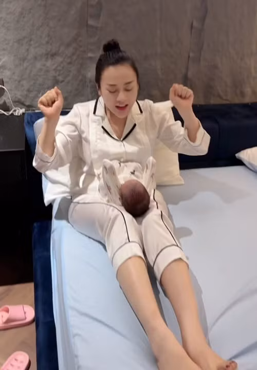 Phương Oanh chăm con rất kỹ lưỡng. Trước cửa phòng của hai con, cô dán yêu cầu mọi người ra vào đều phải sát khuẩn 3 bước.