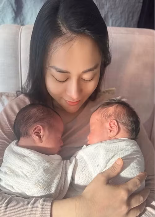 Cặp song sinh nhà Phương Oanh sinh ra đã "ngậm thìa vàng".