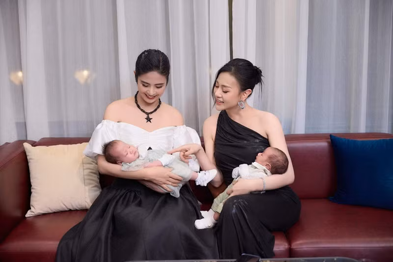 Bé Jimmy hào hứng ngắm nhìn xung quanh còn bé Jenny ngủ say sưa.