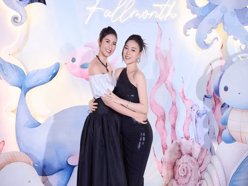 Vóc dáng của Phương Oanh sau 1 tháng sinh nở khá thon gọn.
