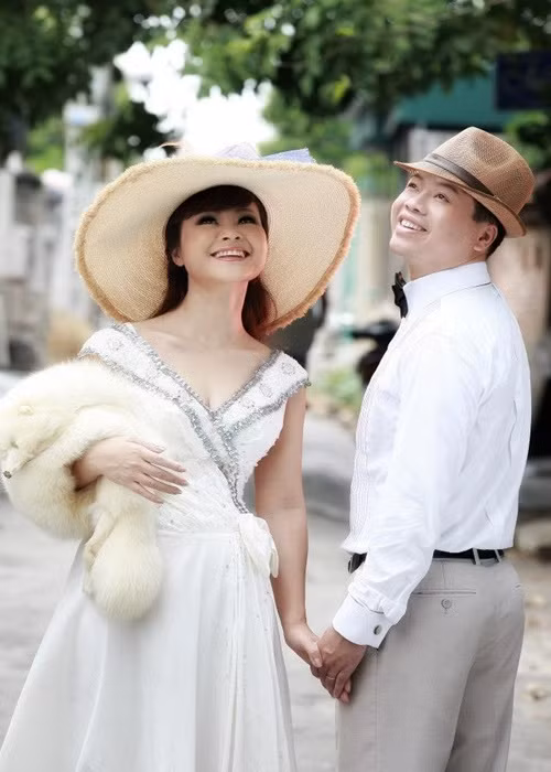Cặp đôi ca sĩ Đăng Dương - Kim Xuyến về chung một nhà vào năm 2002 và có hai con trai chung.