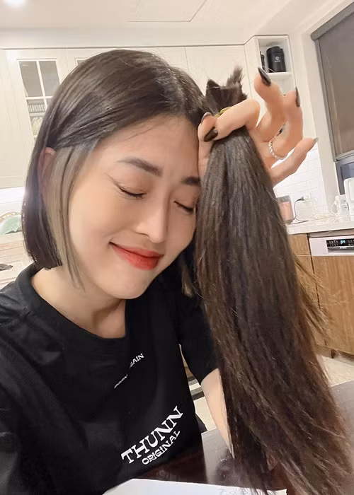 "Hồi xưa cứ vài năm mình sẽ đi cắt tóc một lần, bán được 1-2 triệu gì đó. Nhưng bây giờ biết rằng tóc có thể hiến tặng được thì mình quyết định đi hiến luôn. Vừa được làm kiểu tóc mà mình mong muốn, vừa được hiến tặng mái tóc đáng quý của mình cho người cần! Nói chung là vui và hạnh phúc", Phương Nga bày tỏ. Ảnh: FBNV.
