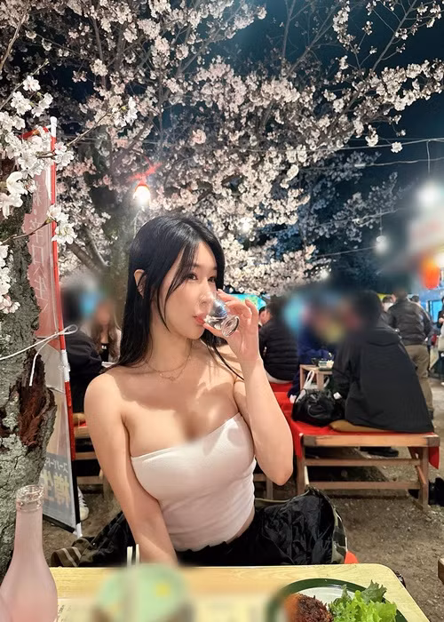 Cô nàng chuộng váy áo khoe vòng một.