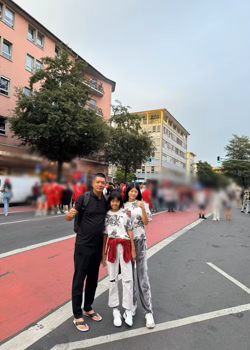 Bình Minh cùng vợ con đi thăm các địa điểm du lịch nổi tiếng ở Đức.