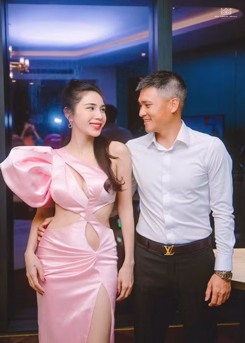 Thủy Tiên thừa nhận cô từng có lúc hoài nghi về tình yêu của mình. Tuy nhiên, sau tất cả, cô bỏ lại ánh hào quang để đồng hành cùng Công Vinh trong giai đoạn khó khăn của sự nghiệp. Thủy Tiên kể rằng thời điểm Công Vinh bị đứt dây chằng, cô hỗ trợ tài chính và gác lại công việc cá nhân để chăm sóc cho Công Vinh trong 1 tháng. Nhờ chỗ dựa vững chắc là Thủy Tiên, Công Vinh đã lấy lại phong độ.