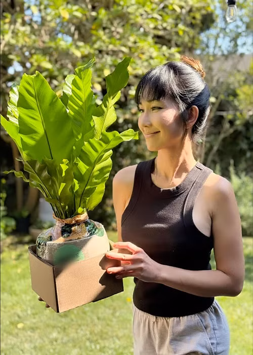 Khoảnh khắc không son phấn, mặc đơn giản của Kim Hiền thu hút sự chú ý của fan.