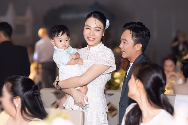 Ít ngày trước, Đàm Thu Trang nhắn nhủ quý tử: "Sutin ơi, con là em bé vui vẻ, hay cười nhất mà mẹ từng gặp. Mẹ chẳng thể nào quên khoảnh khắc con chào đời. Mẹ mang bầu con nặng nề hơn chị ba Suchin rất nhiều. Và em bé của mẹ hiểu nỗi lòng của mẹ hay sao mà con chọn ngày ra đời trước hẳn 1 tuần dự sinh. Em bé của mẹ hãy là một chàng trai vui vẻ, sống có trách nhiệm, là chỗ dựa tinh thần to lớn cho mẹ, chị ba Suchin. Mẹ yêu con nhiều lắm Sutin".
