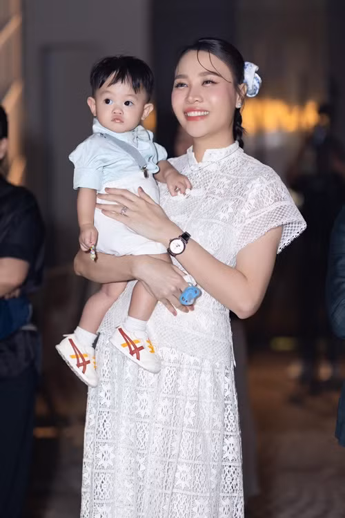 Sinh ra trong gia đình có bố mẹ làm doanh nhân, bé Sutin được xem là nhóc tì "ngậm thìa vàng".