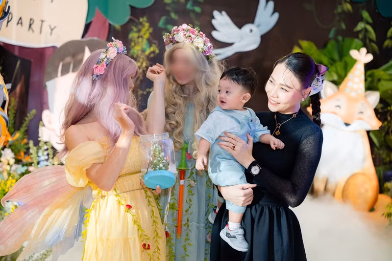 Bé Sutin vui đùa trong tiệc sinh nhật đầu tiên.