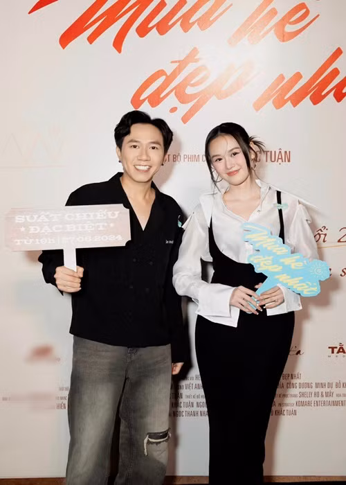 Cặp đôi diễn viên ăn mặc đồng điệu, tình tứ bên nhau.
