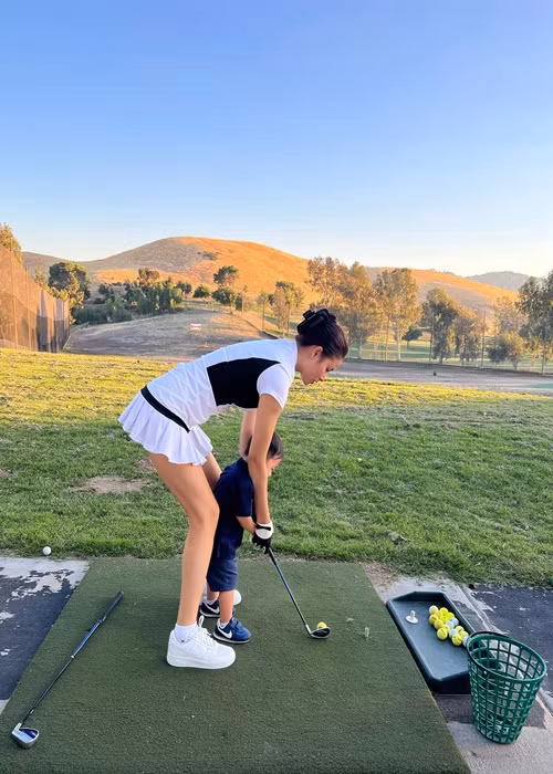 Hai con trai của Phạm Hương ở biệt thự, đi xe sang, học chơi golf.