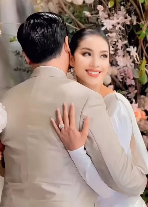 Phạm Hương đã chụp ảnh cưới với chồng doanh nhân. Tuy nhiên, cả hai chưa tổ chức hôn lễ.