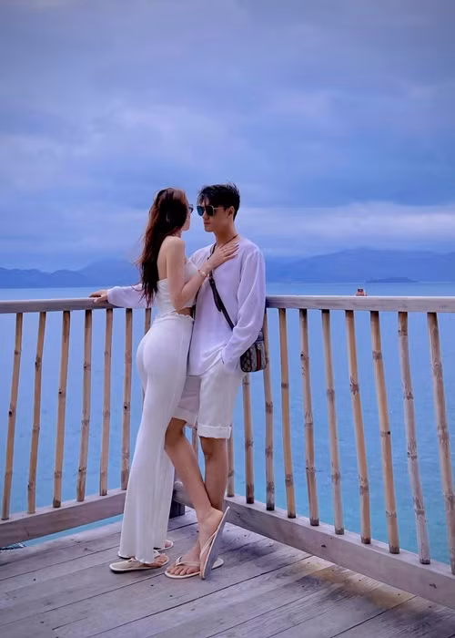 Lâm Vinh Hải còn làm cho Linh Chi những điều nhỏ nhặt nhưng đầy tình cảm như chải tóc hay nấu ăn.