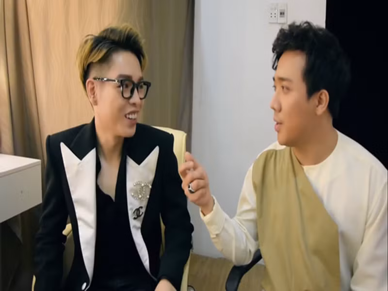 Ở hậu trường Giọng ải giọng ai năm 2020, Trấn Thành nhiệt tình gán ghép Đức Phúc cho Minh Béo - người từng ngồi tù ở Mỹ vì tội ấu dâm. Số đông cư dân mạng bức xúc cho rằng Trấn Thành kém duyên khi đem Đức Phúc ra làm trò đùa. Ảnh: Thời Đại.
