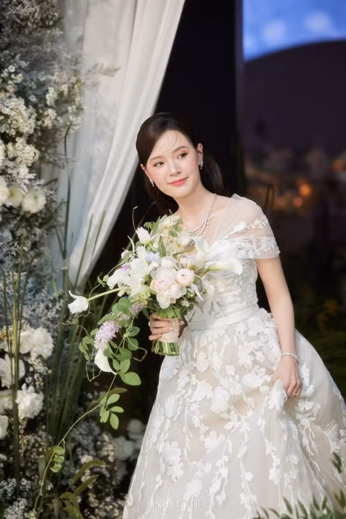 Midu diện chiếc váy cưới trễ vai của nhà thiết kế nước ngoài trong ngày trọng đại.