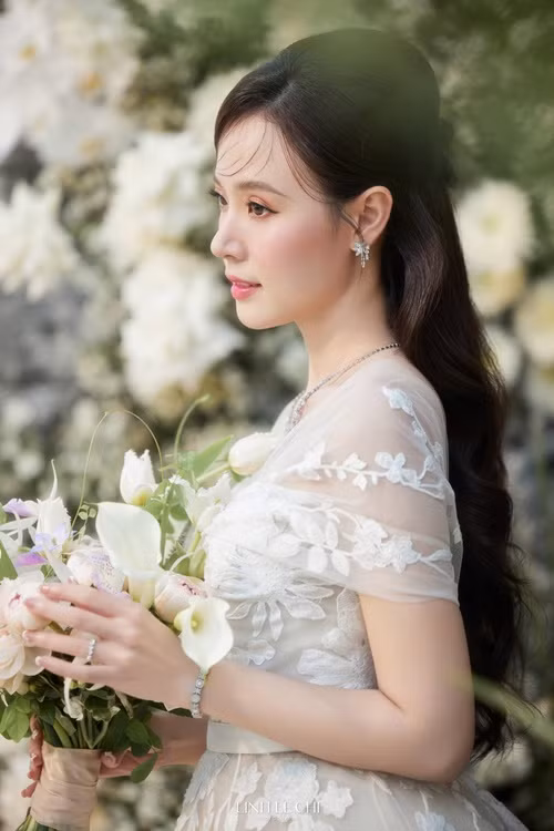 Nữ diễn viên khoe vẻ sang trọng khi đeo bộ trang sức kim cương.