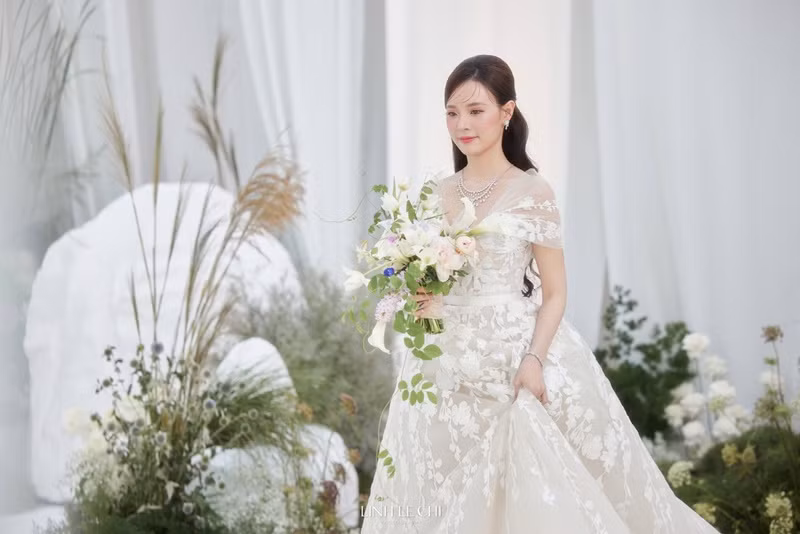 Nhan sắc nổi bật của cô dâu trong không gian ngập tràn hoa tươi.