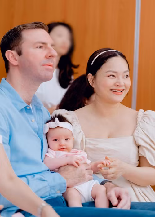 Vợ chồng diễn viên Lan Phương vừa đưa bé Mia cùng dự lễ tốt nghiệp mẫu giáo của bé Lina.