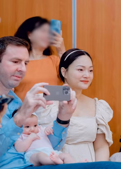 Lan Phương dõi theo bé Lina trên sân khấu.