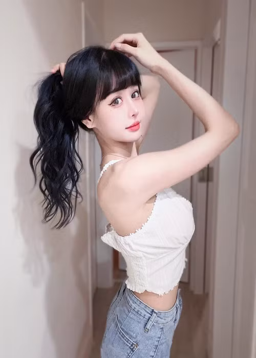 Y Đình hiện tại có hơn 700.000 fan trên Instagram và Facebook.