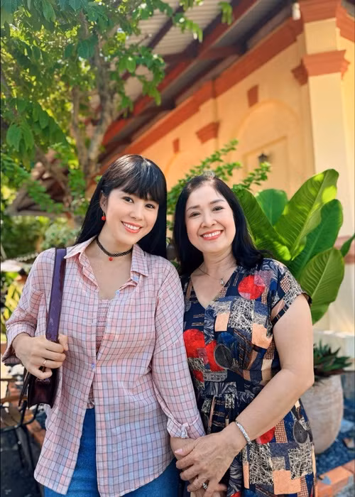 Ngo ngang truoc nhan sac me ruot cua Le Phuong