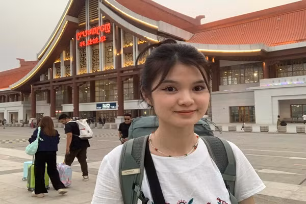 Co gai gen Z mot minh sang Lao du lich