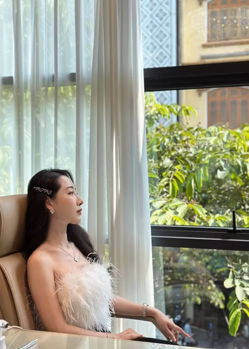 Nữ diễn viên phim Nhà trọ Balanha chuộng trang phục gợi cảm.