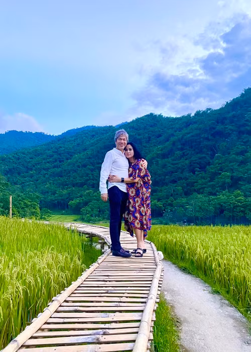 Diva Thanh Lam và bác sĩ Bùi Tiến Hùng quen biết nhau vào năm 2019 khi nữ ca sĩ tới bệnh viện để mổ mắt. Tháng 6/2020, Thanh Lam công khai mối tình này khiến công chúng bất ngờ.